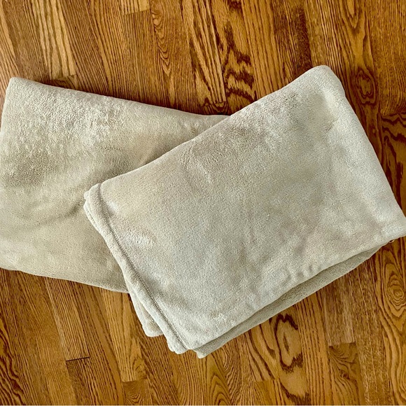 Two Fleece Throws - Picture 1 of 6